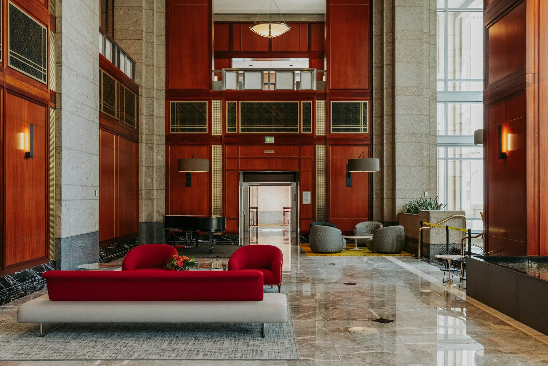 Lobby de hotel moderno com pé-direito alto e acabamento em madeira